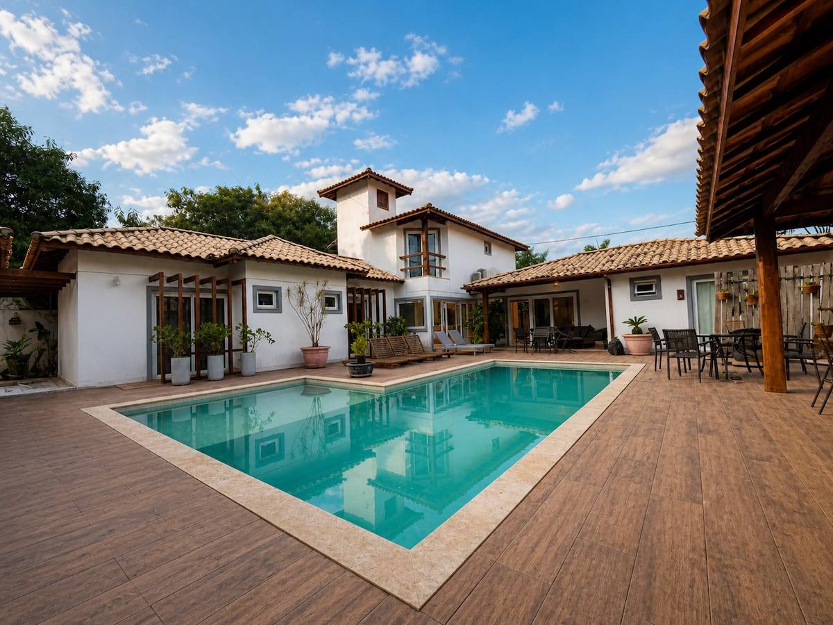 Piscina privativa e deck de madeira da Casa Mia, em Geribá